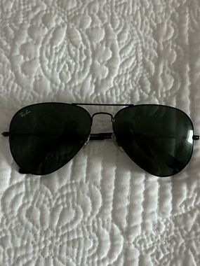 Black Ray-Ban Aviators